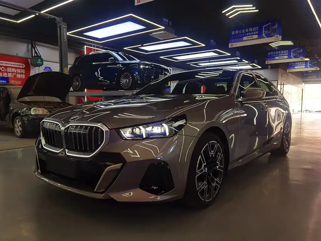 BMW 5 Series — фото 1