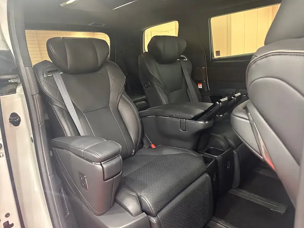 Toyota Alphard — фото 6