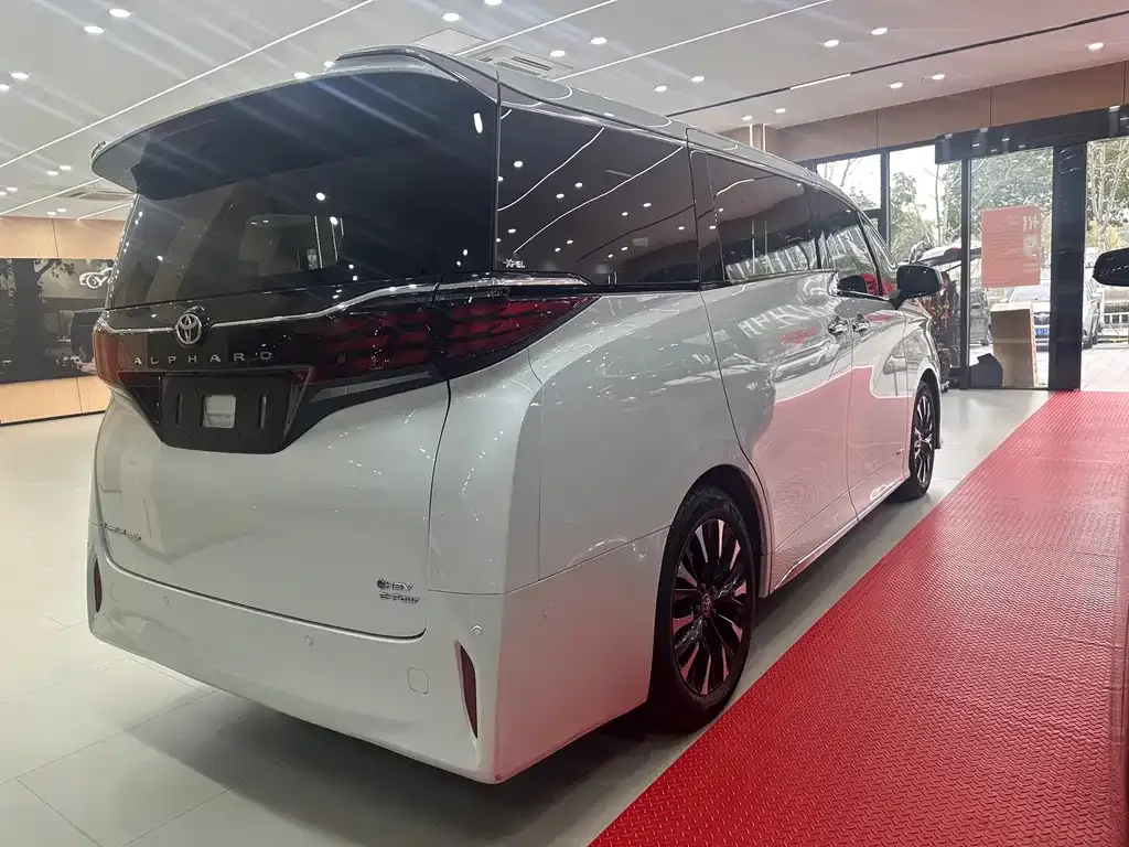 Toyota Alphard — фото 10