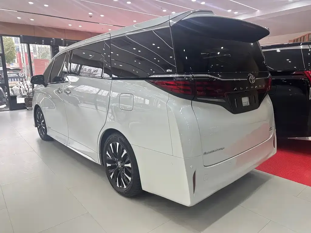 Toyota Alphard — фото 3