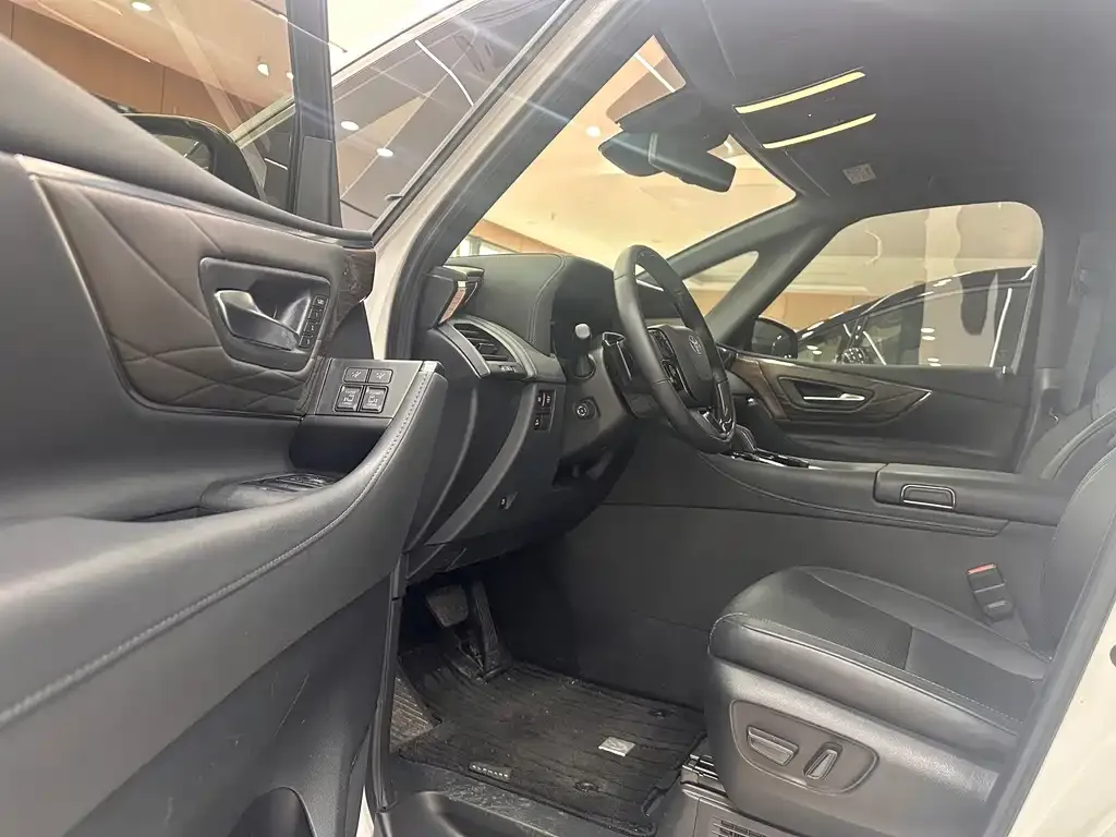 Toyota Alphard — фото 2