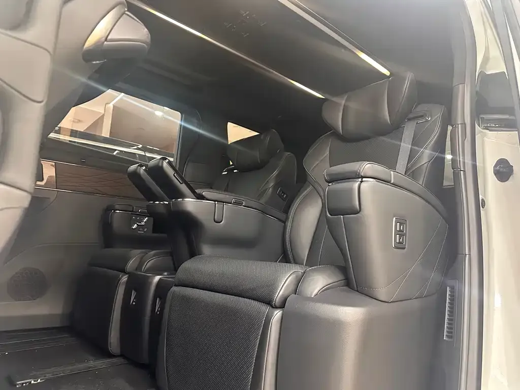 Toyota Alphard — фото 9