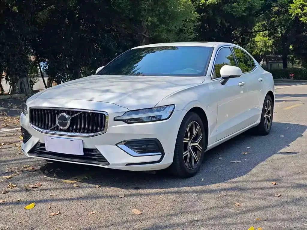 Volvo S60 — фото 1