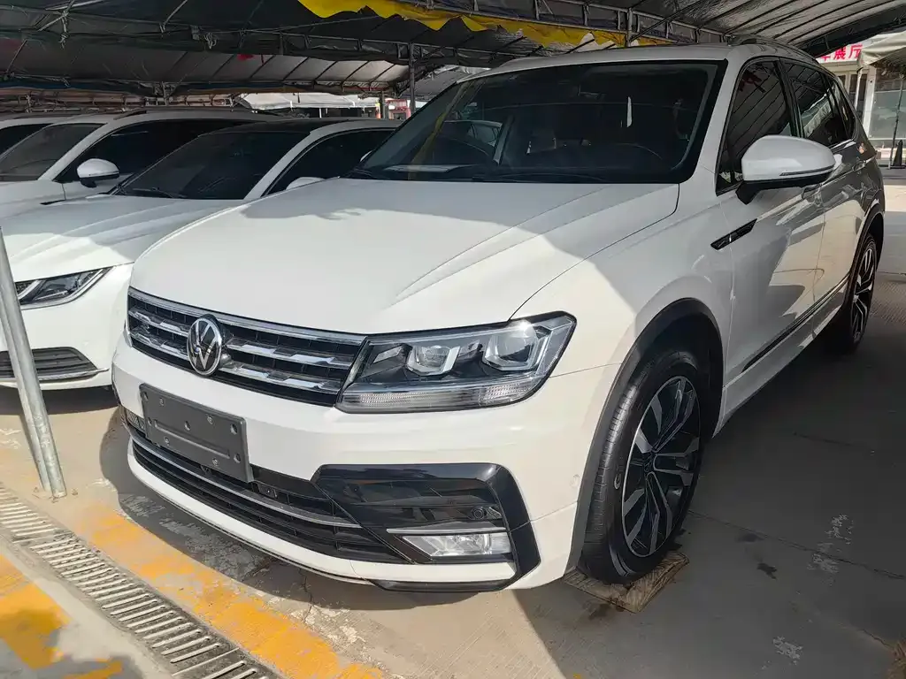 Volkswagen Tiguan L — фото 1