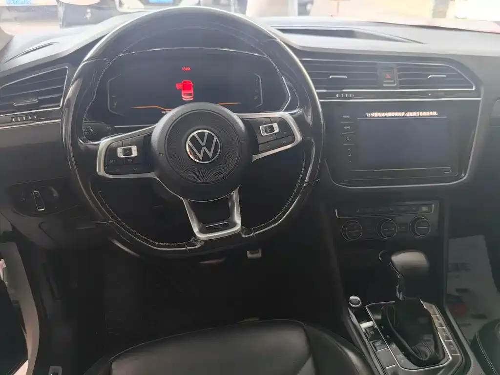 Volkswagen Tiguan L — фото 3
