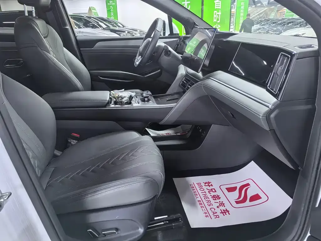 BYD L DM-i — фото 3