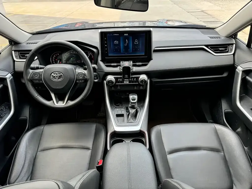 Toyota RAV4 — фото 8