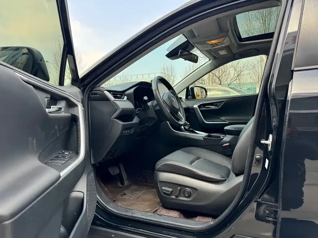 Toyota RAV4 — фото 10