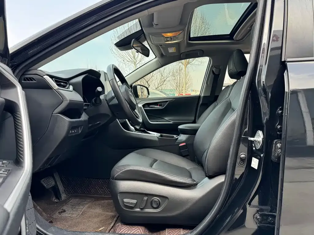 Toyota RAV4 — фото 4