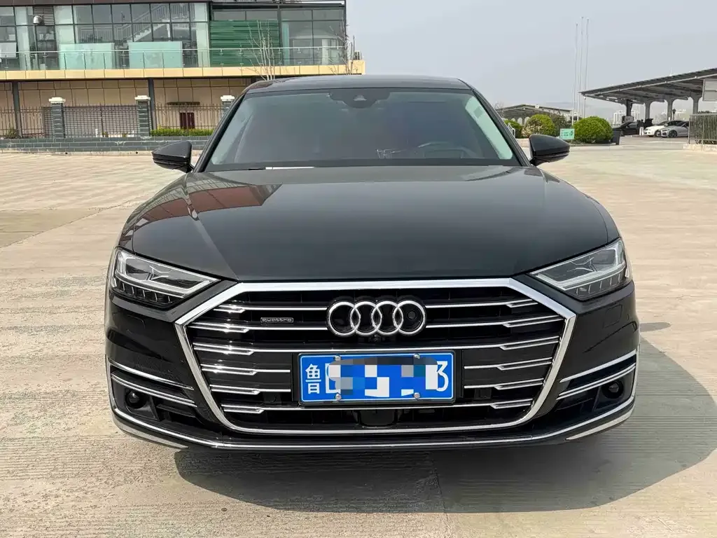 Audi A8 — фото 1