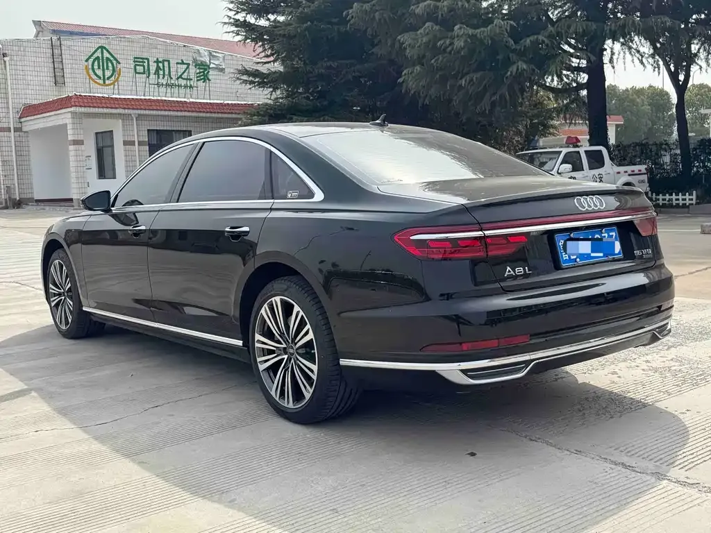 Audi A8 — фото 9
