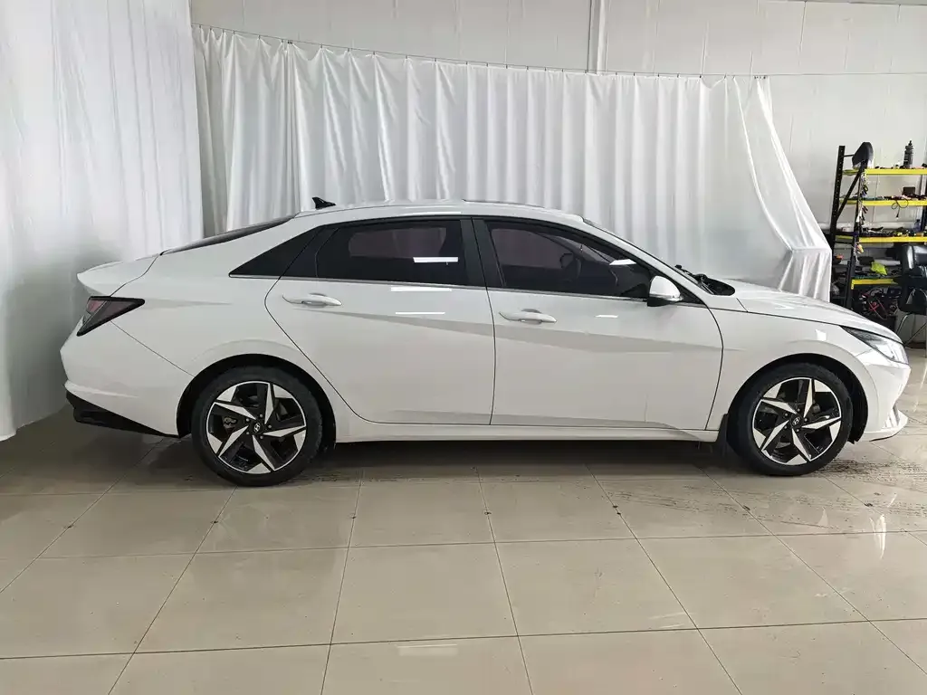 Hyundai Elantra — фото 3