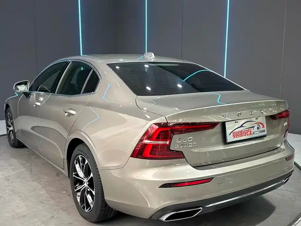 Volvo S60 — фото 10