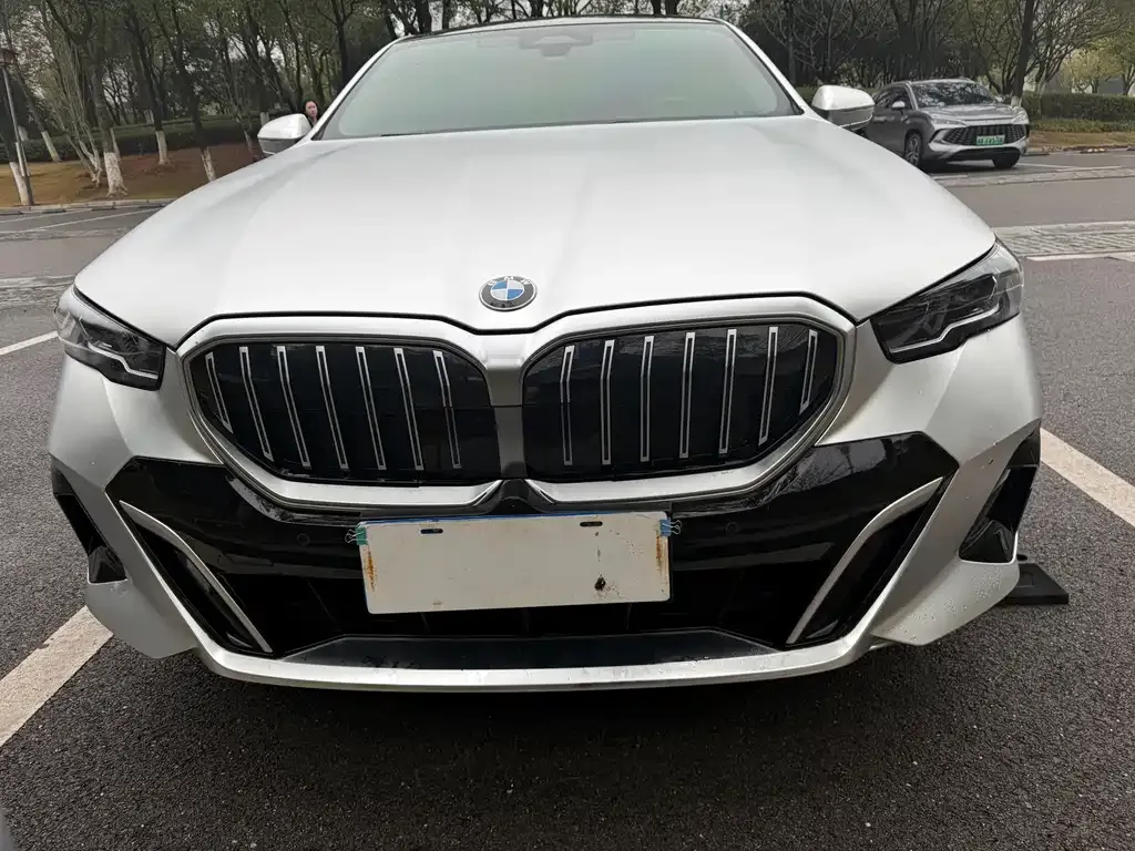BMW 5 Series 2025 из CN, фото 4