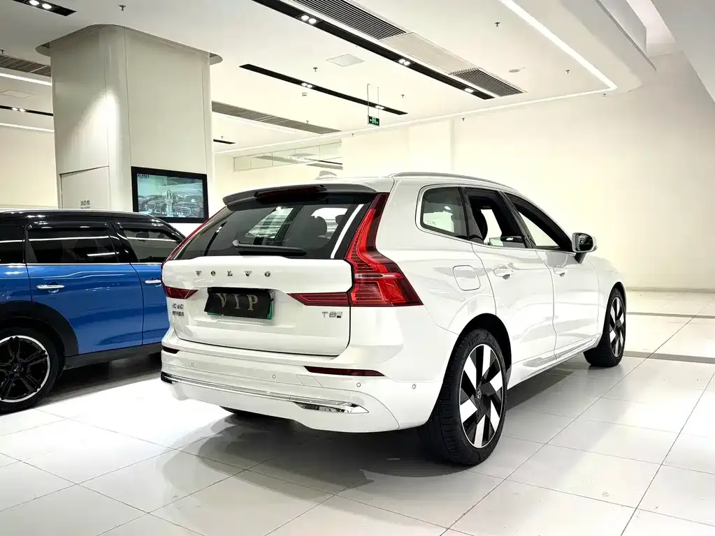 Volvo XC60 PHEV — фото 10