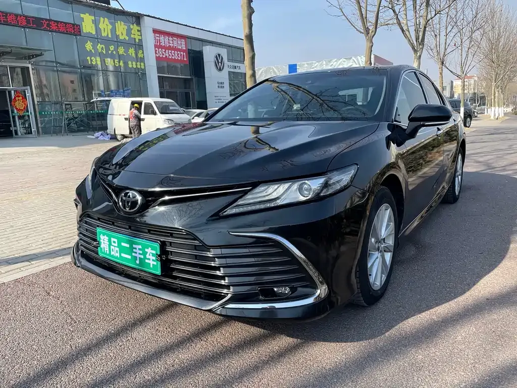 Toyota Camry — фото 1