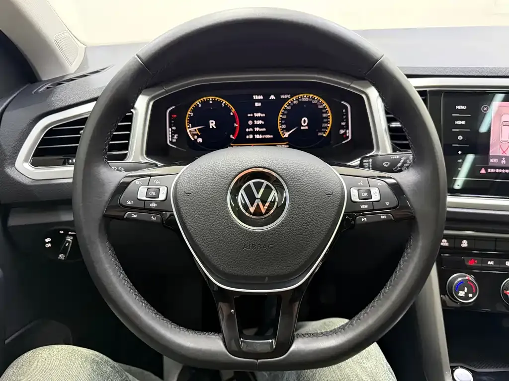 Volkswagen T-Roc — фото 7