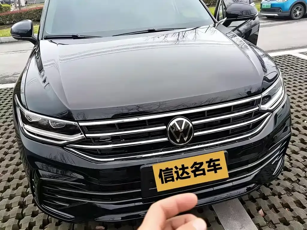 Volkswagen Tiguan L — фото 1