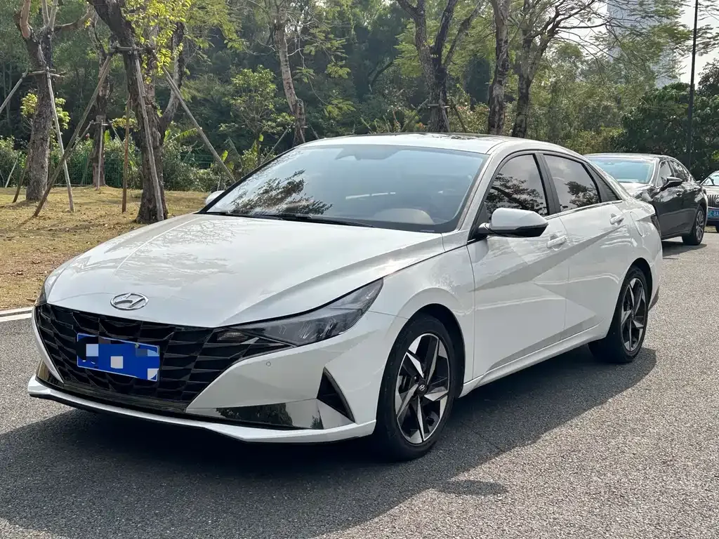 Hyundai Elantra — фото 1