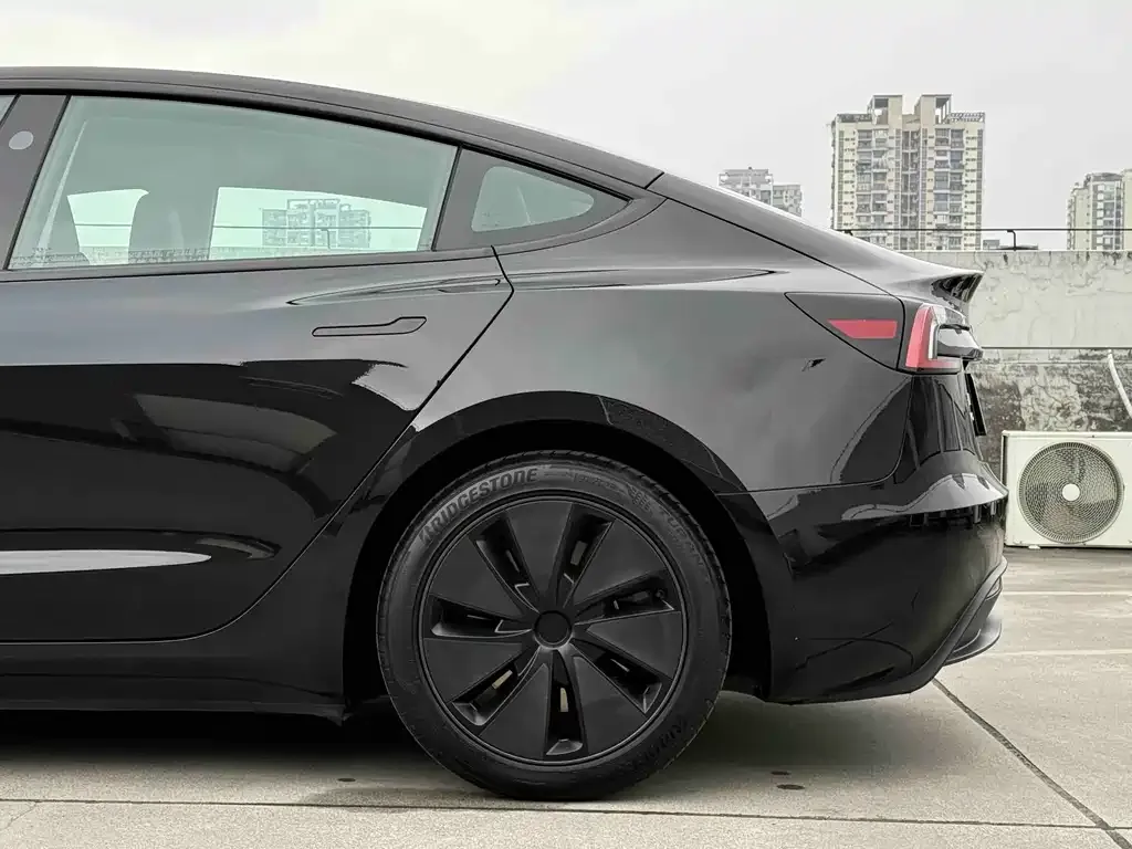 Tesla Model 3 — фото 8
