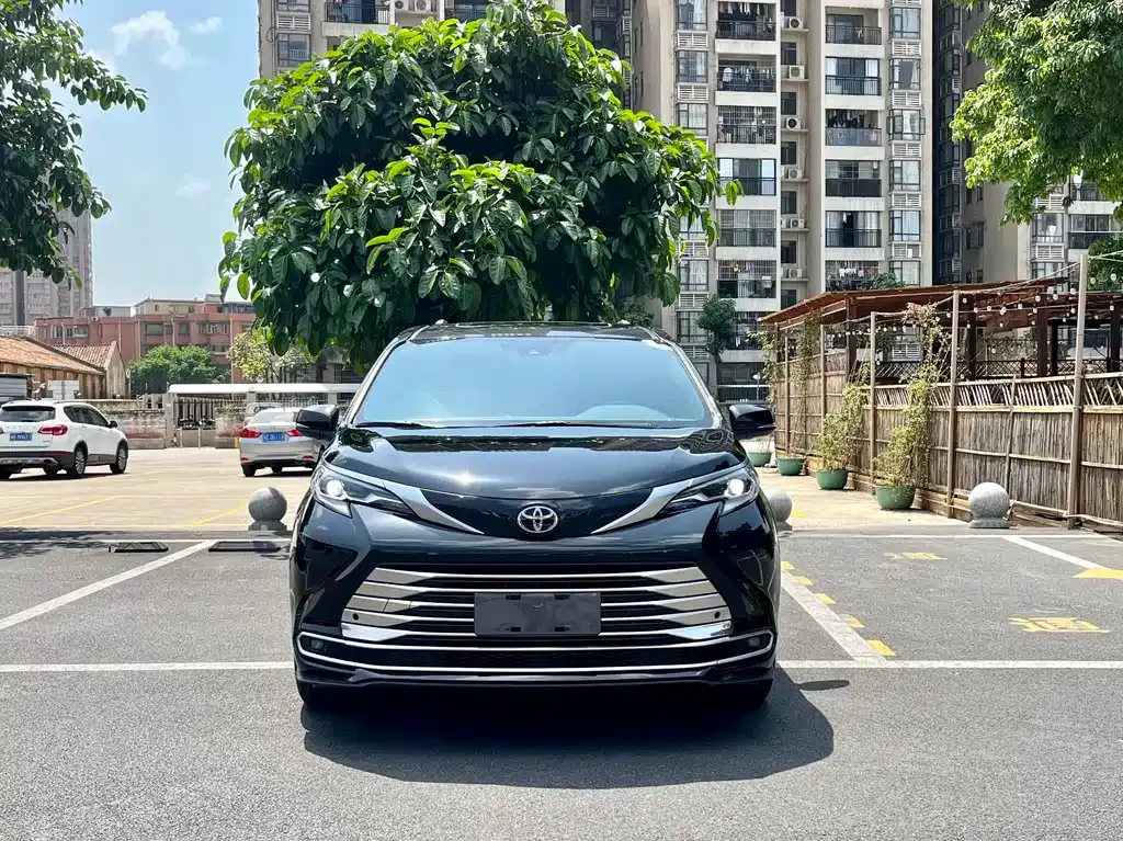 Toyota Sienna — фото 10
