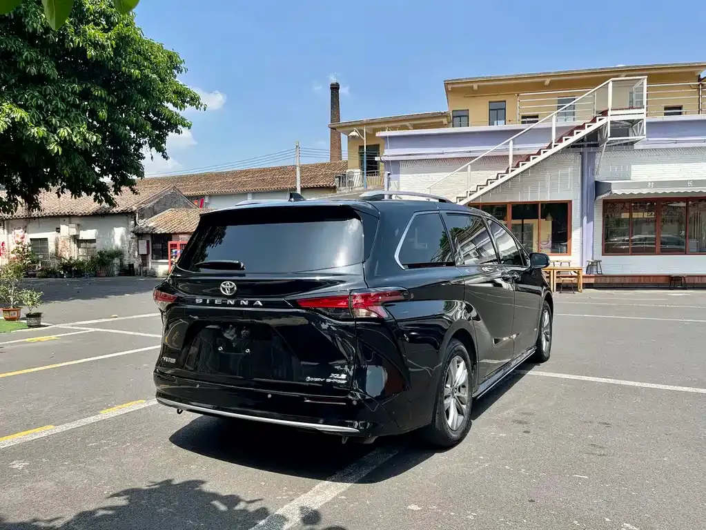 Toyota Sienna — фото 9