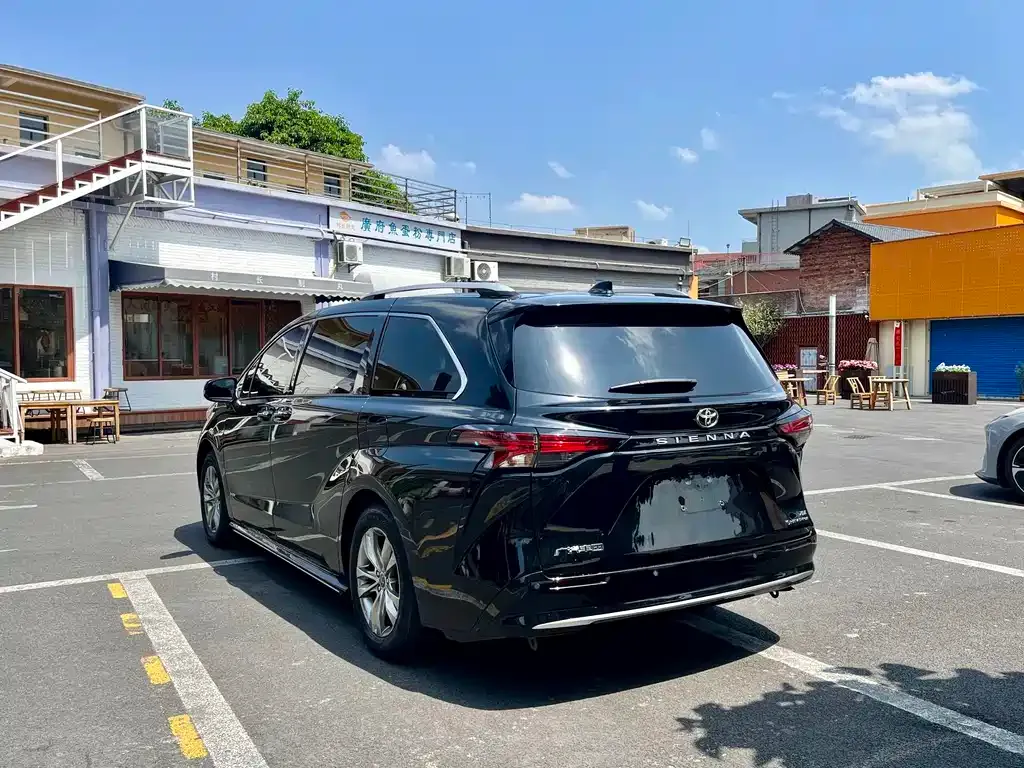 Toyota Sienna — фото 3