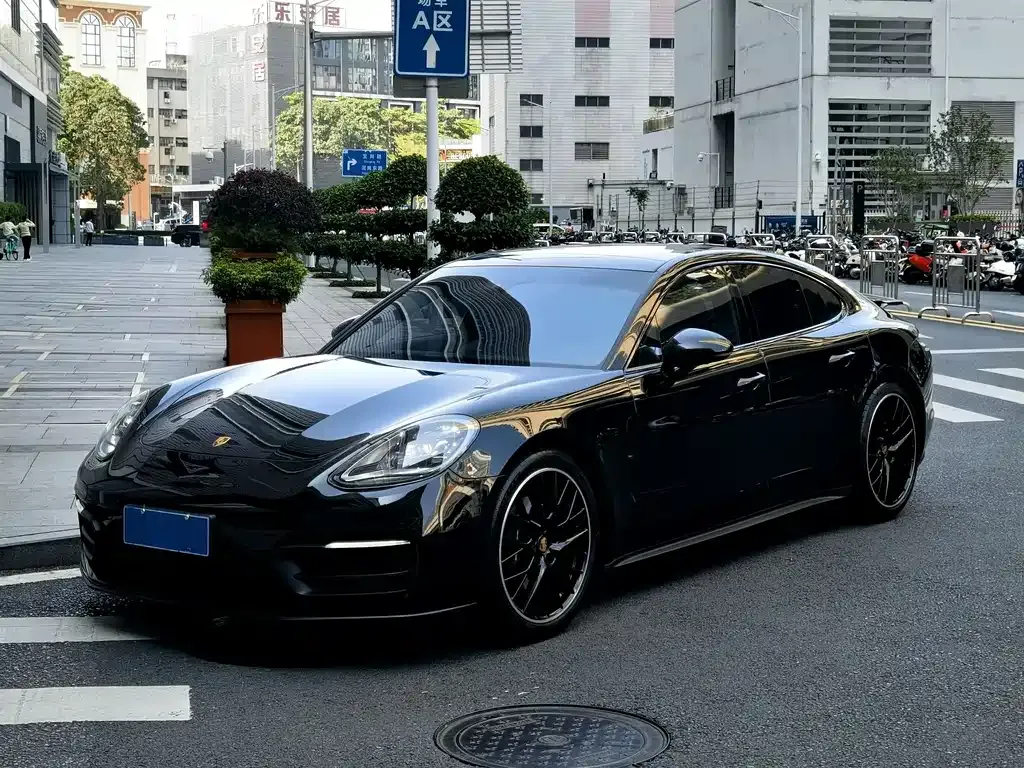 Porsche Panamera — фото 1