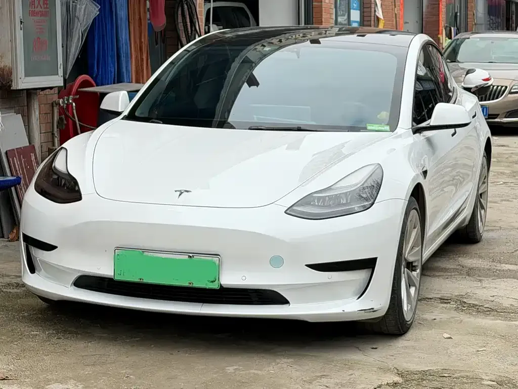 Tesla Model 3 — фото 1