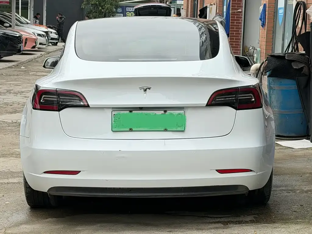 Tesla Model 3 — фото 7