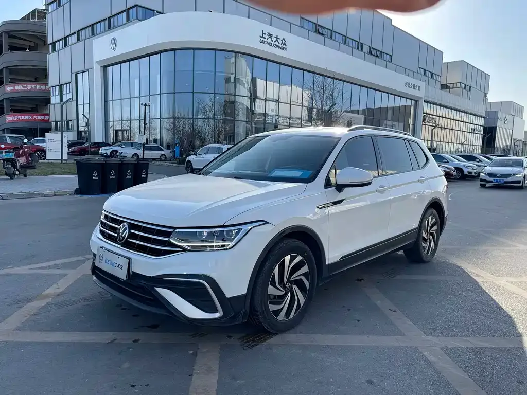 Volkswagen Tiguan L — фото 1