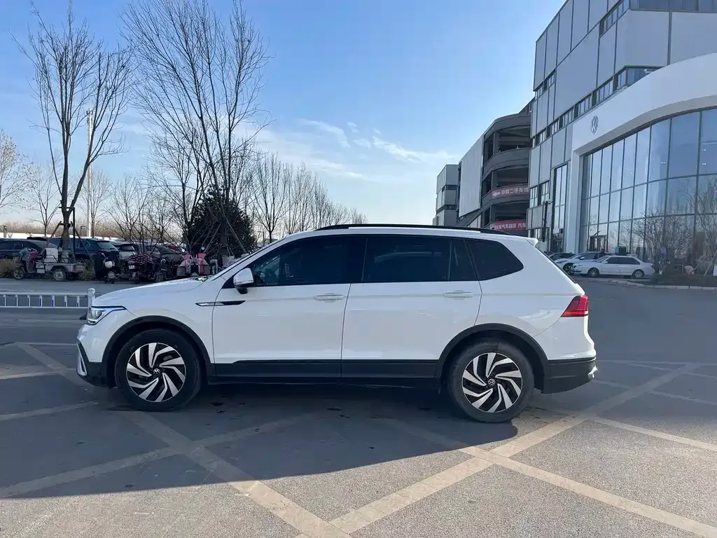 Volkswagen Tiguan L — фото 9
