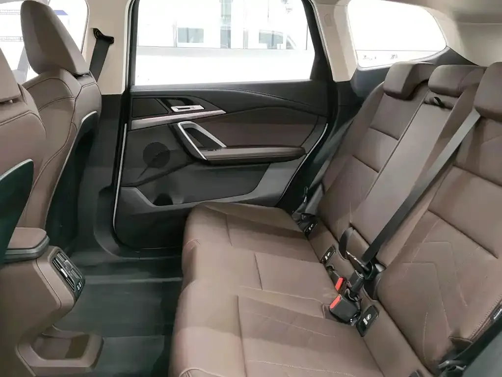 BMW iX1 2025 из CN, фото 2