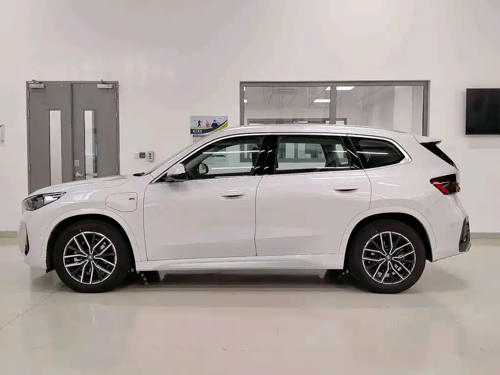 BMW iX1 2025 из CN, фото 3