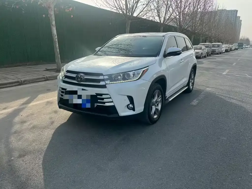 Toyota Highlander — фото 1