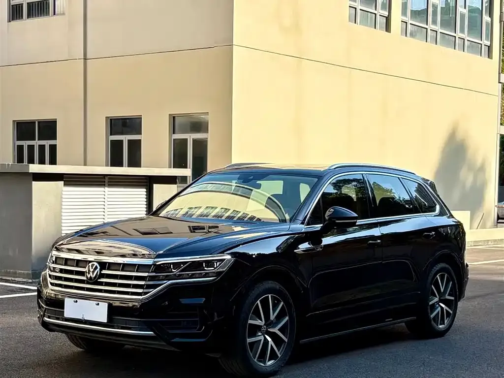 Volkswagen Touareg — фото 1