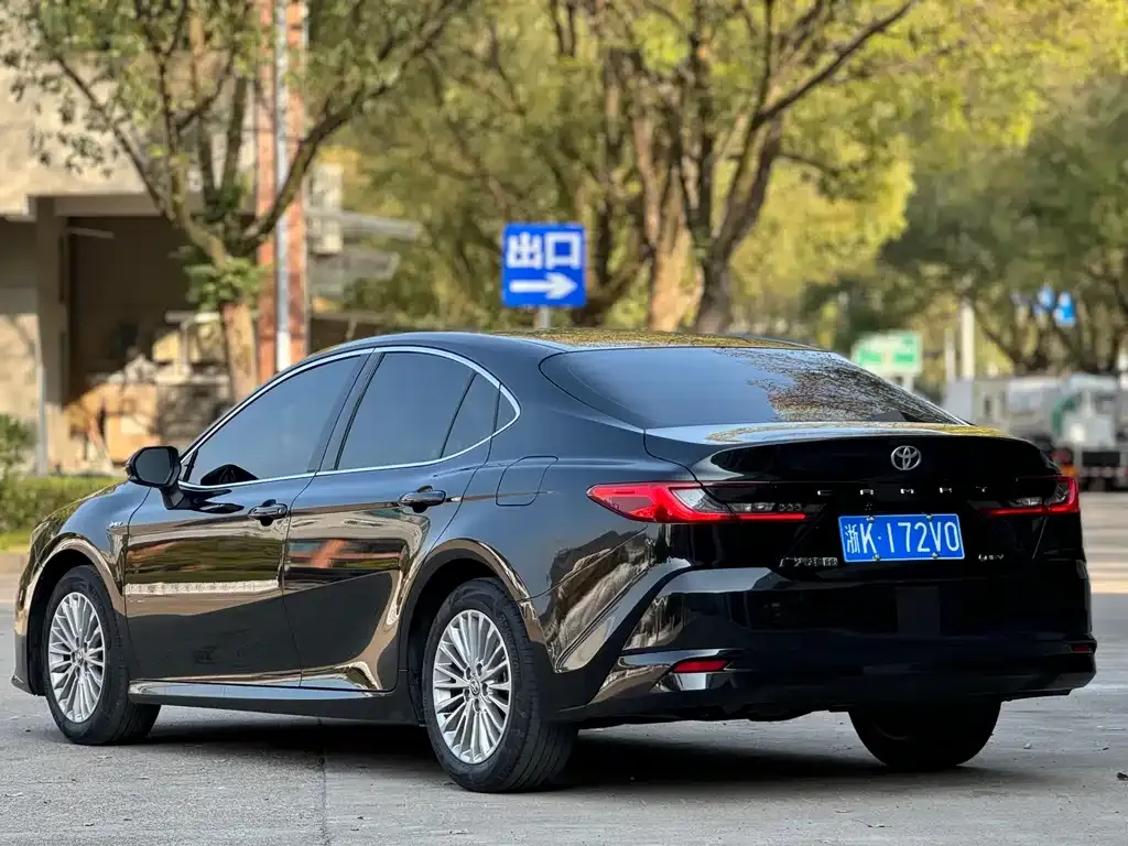 Toyota Camry — фото 4