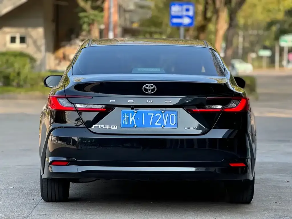 Toyota Camry — фото 7