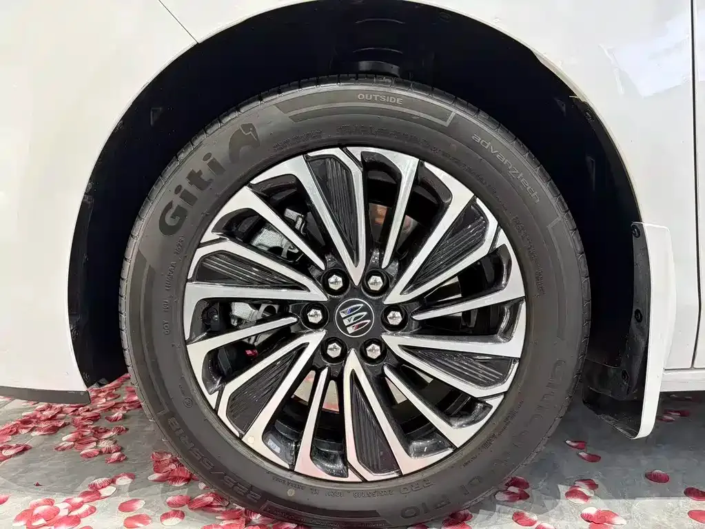 Buick GL8 Hybrid — фото 9