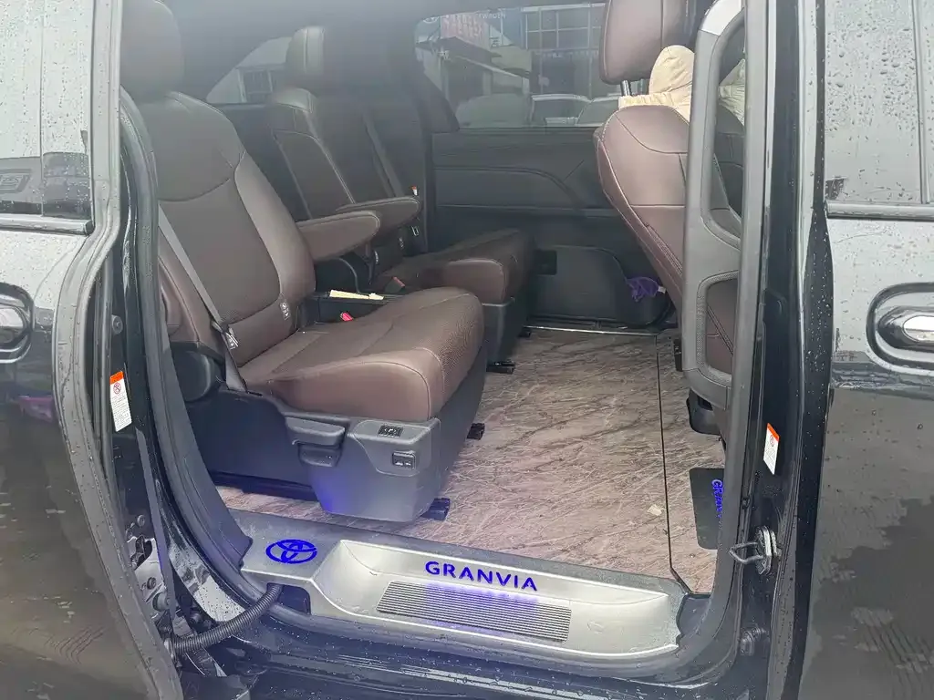 Toyota Granvia — фото 5