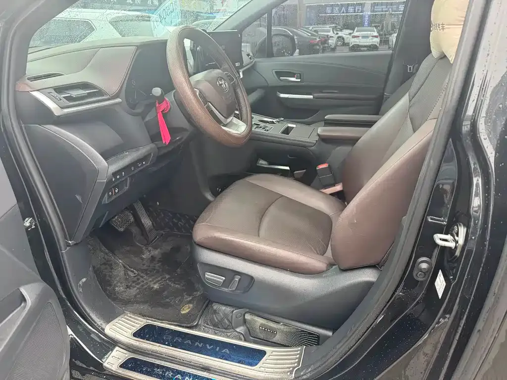 Toyota Granvia — фото 9