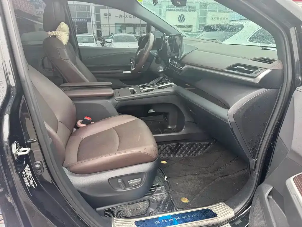 Toyota Granvia — фото 6