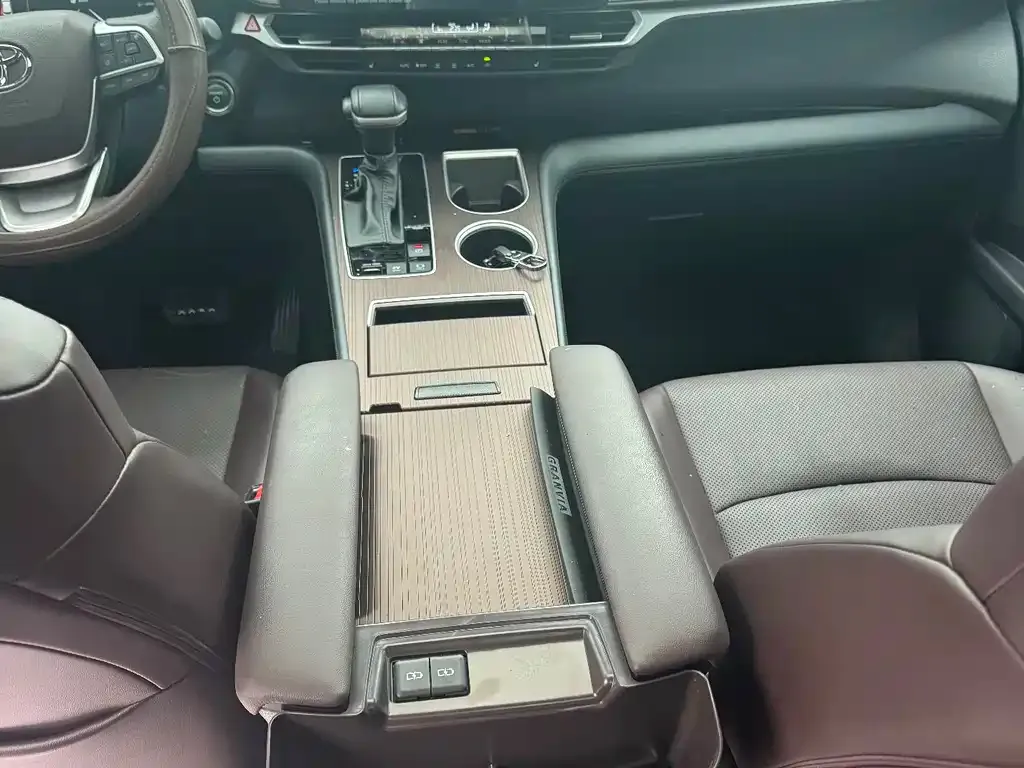 Toyota Granvia — фото 4
