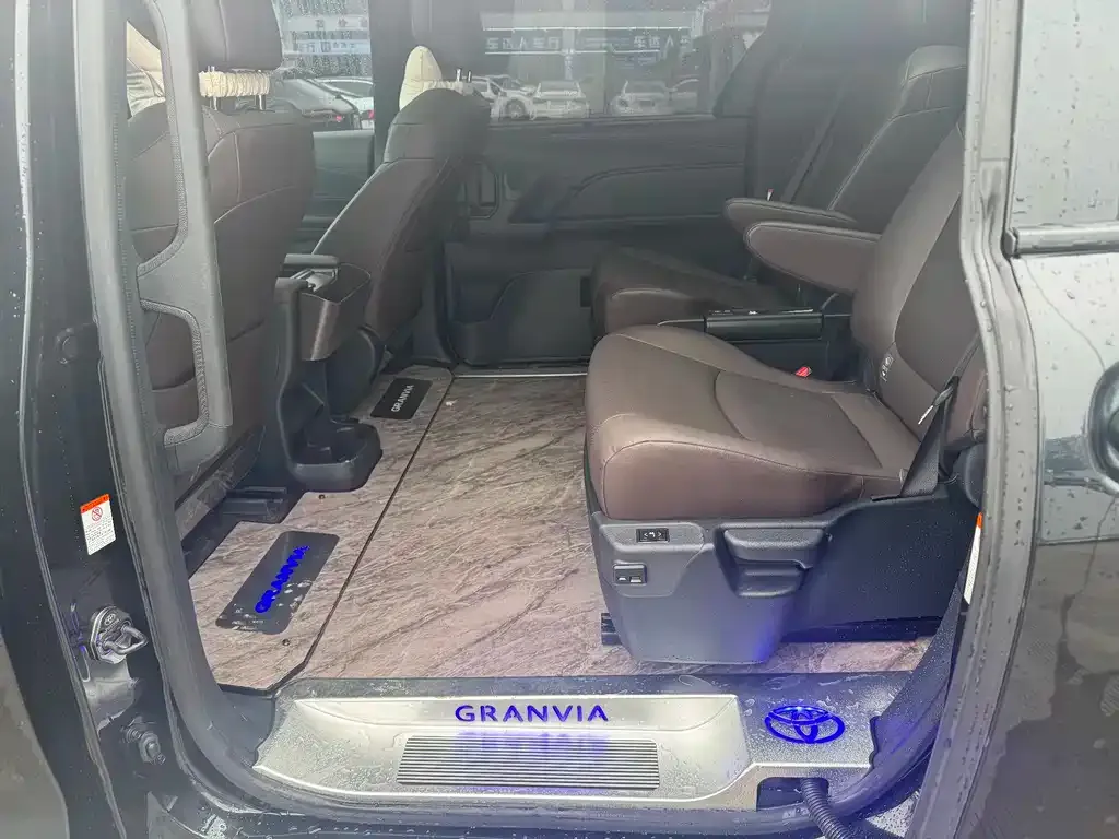 Toyota Granvia — фото 10