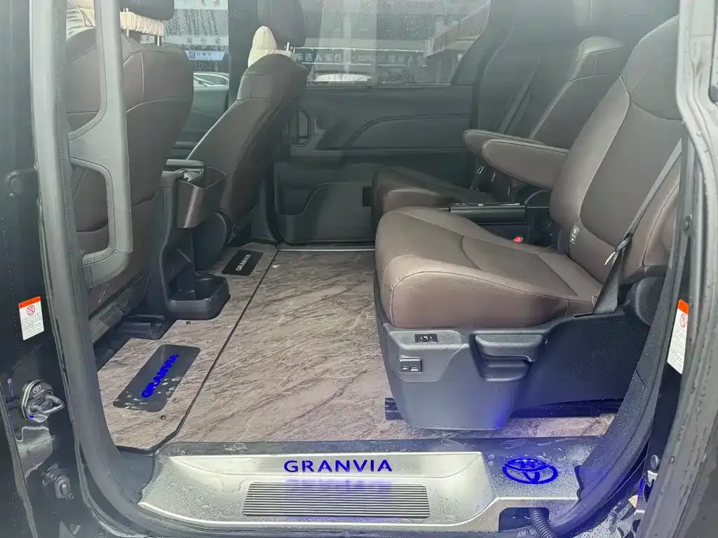 Toyota Granvia — фото 2