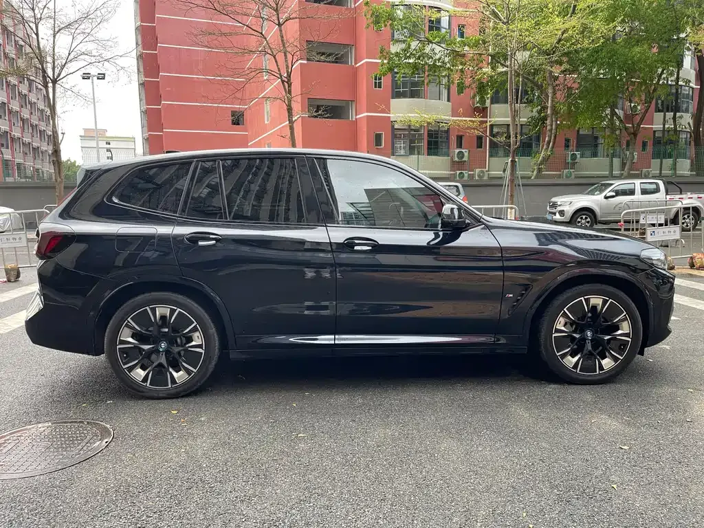 BMW iX3 — фото 9