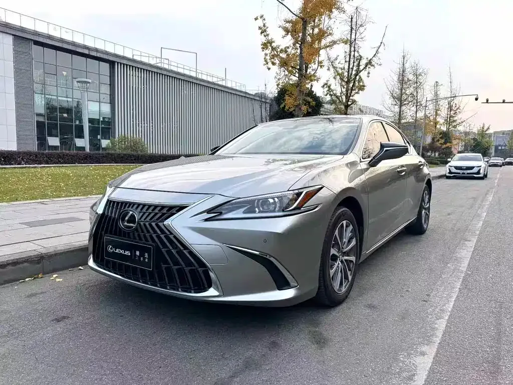 Lexus ES — фото 1