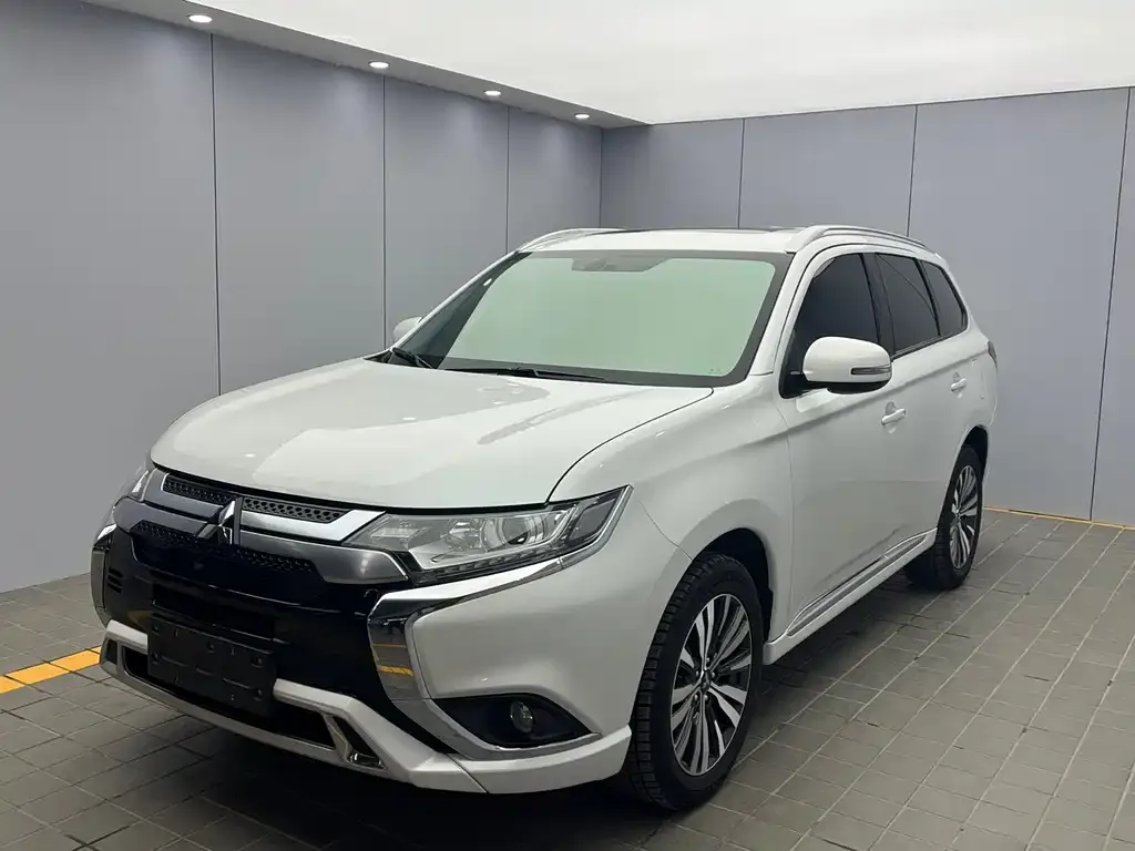 Mitsubishi Outlander — фото 1