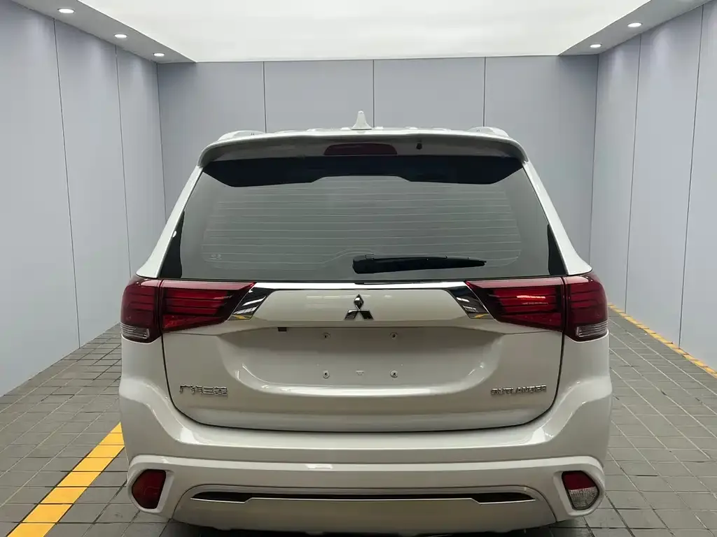 Mitsubishi Outlander — фото 5