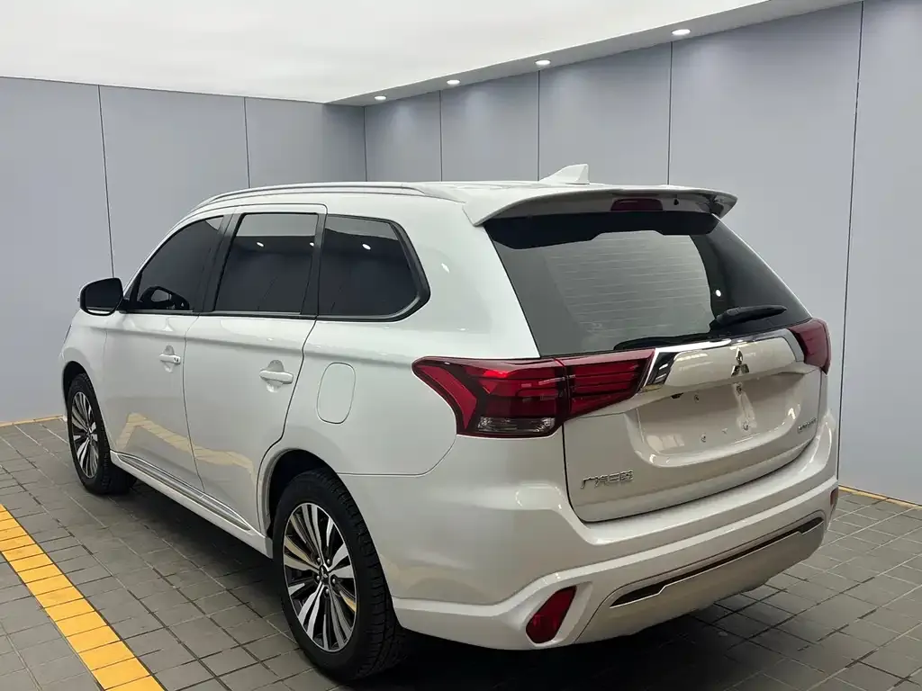 Mitsubishi Outlander — фото 10